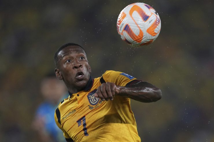 Estupiñan calciatore del Brighton in azione con la maglia della nazionale dell'Ecuador