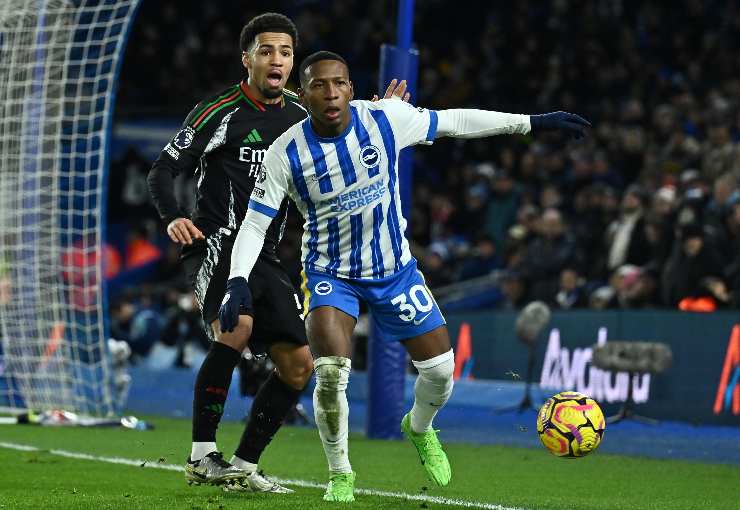 Estupiñan terzino del Brighton in azione durante una partita
