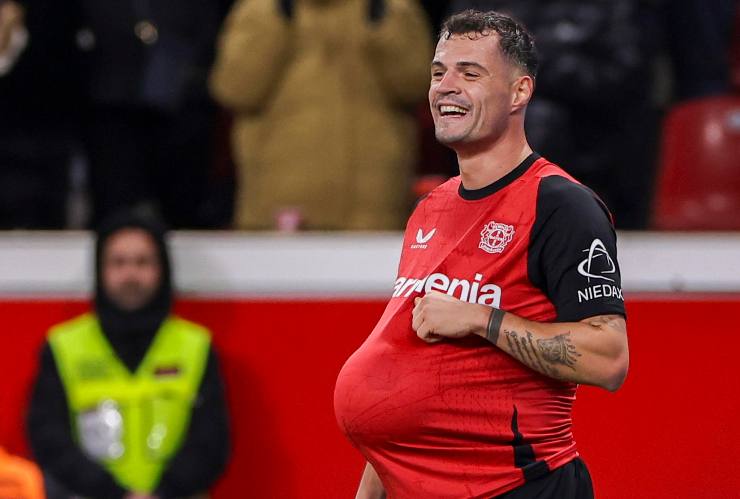 Granit Xhaka centrocampista del Bayer Leverkusen sorride dopo un gol segnato