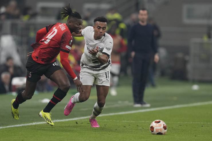 Guela Doue a duello con Rafael Leao in Milan-Rennes di Europa League