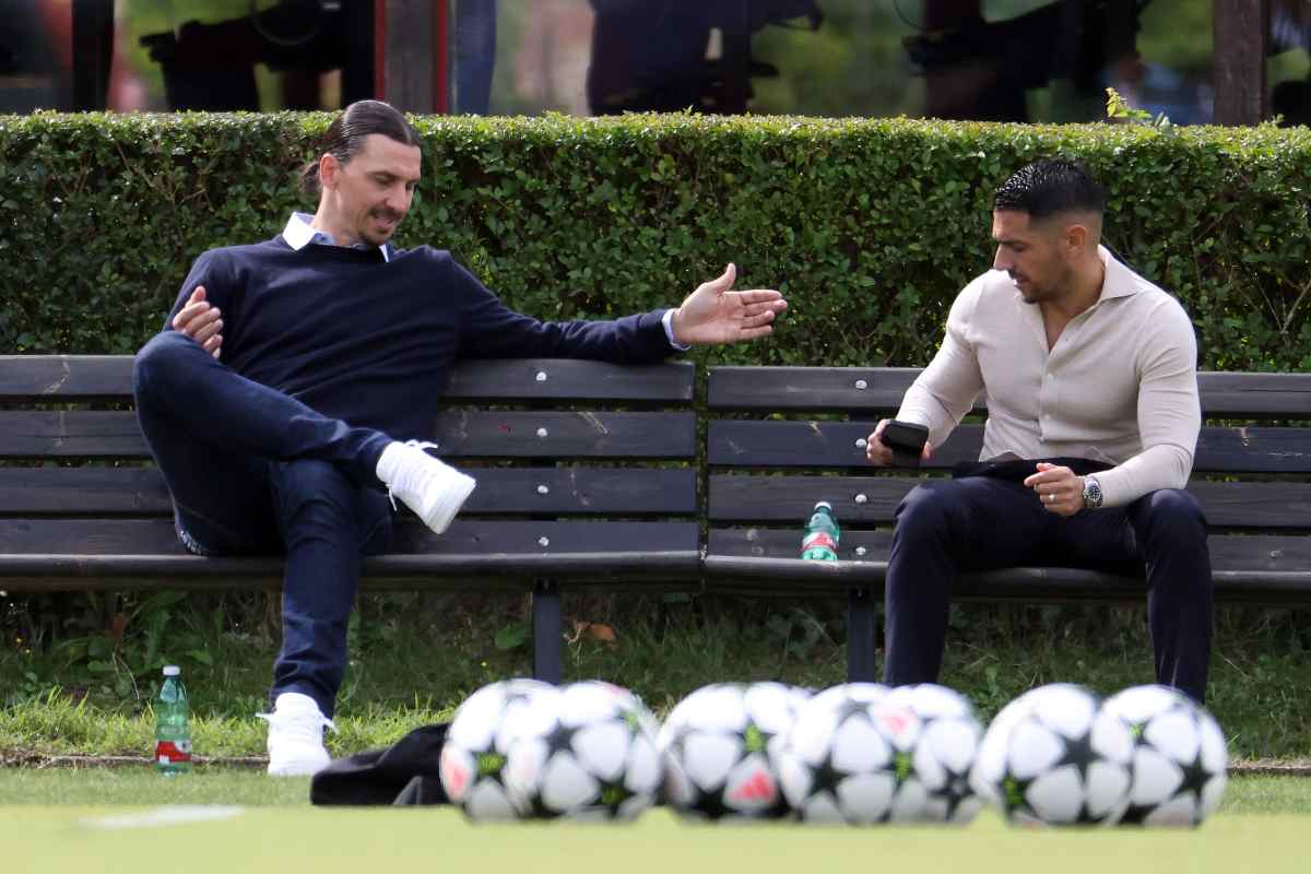 Zlatan Ibrahimovic e Geoffrey Moncada dirigenti del Milan seduti su una panchina a Milanello