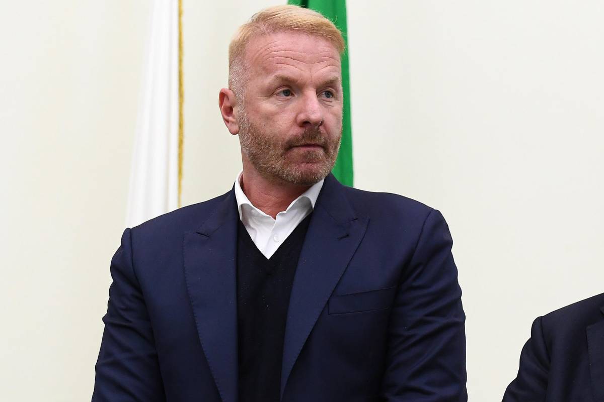 Igli Tare direttore sportivo del Milan con la faccia seria a un evento