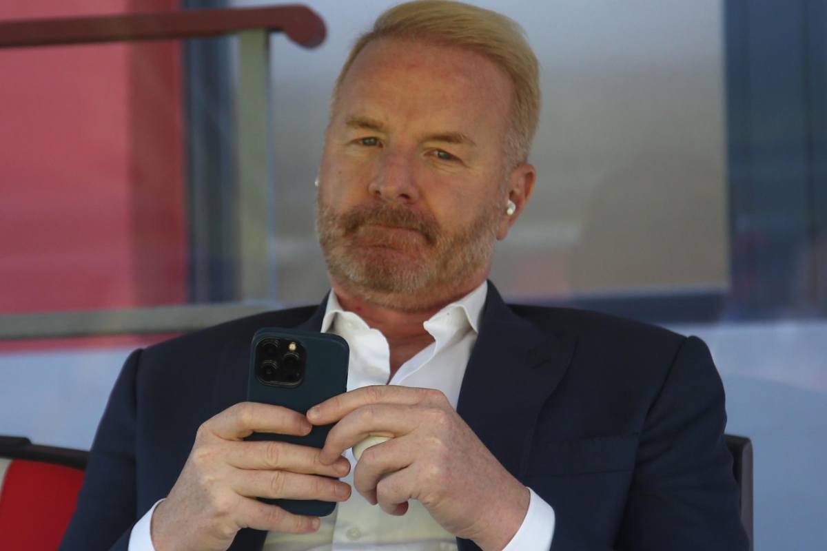 Igli Tare direttore sportivo del Milan con lo smartphone in mano