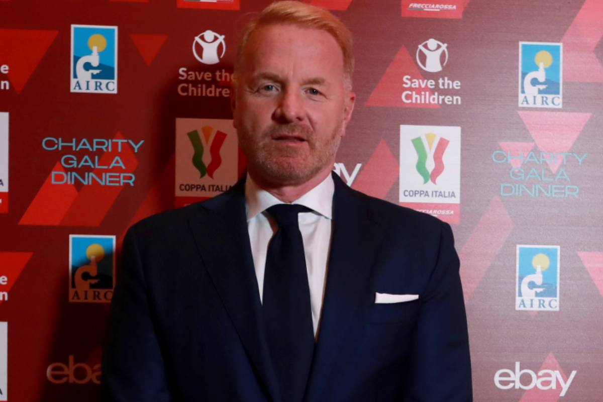 Igli Tare direttore sportivo del Milan in posa per una foto