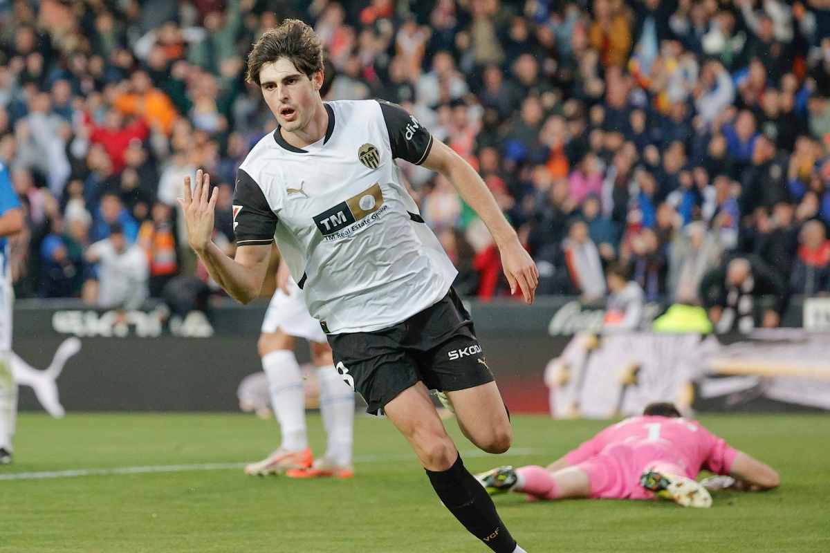 Javi Guerra centrocampista del Valencia esulta dopo un gol segnato