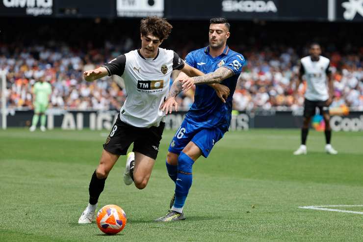 Javi Guerra centrocampista del Valencia in azione durante una partita