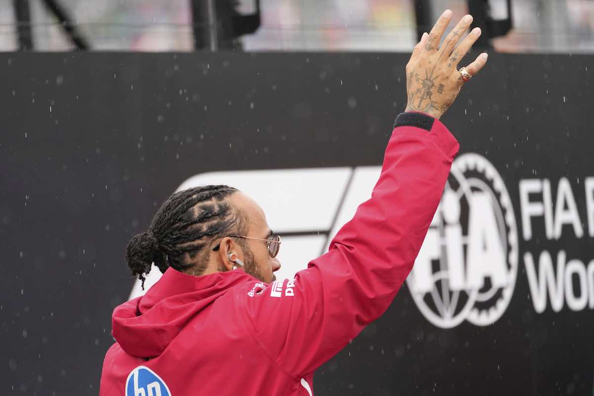 Lewis Hamilton saluta i tifosi