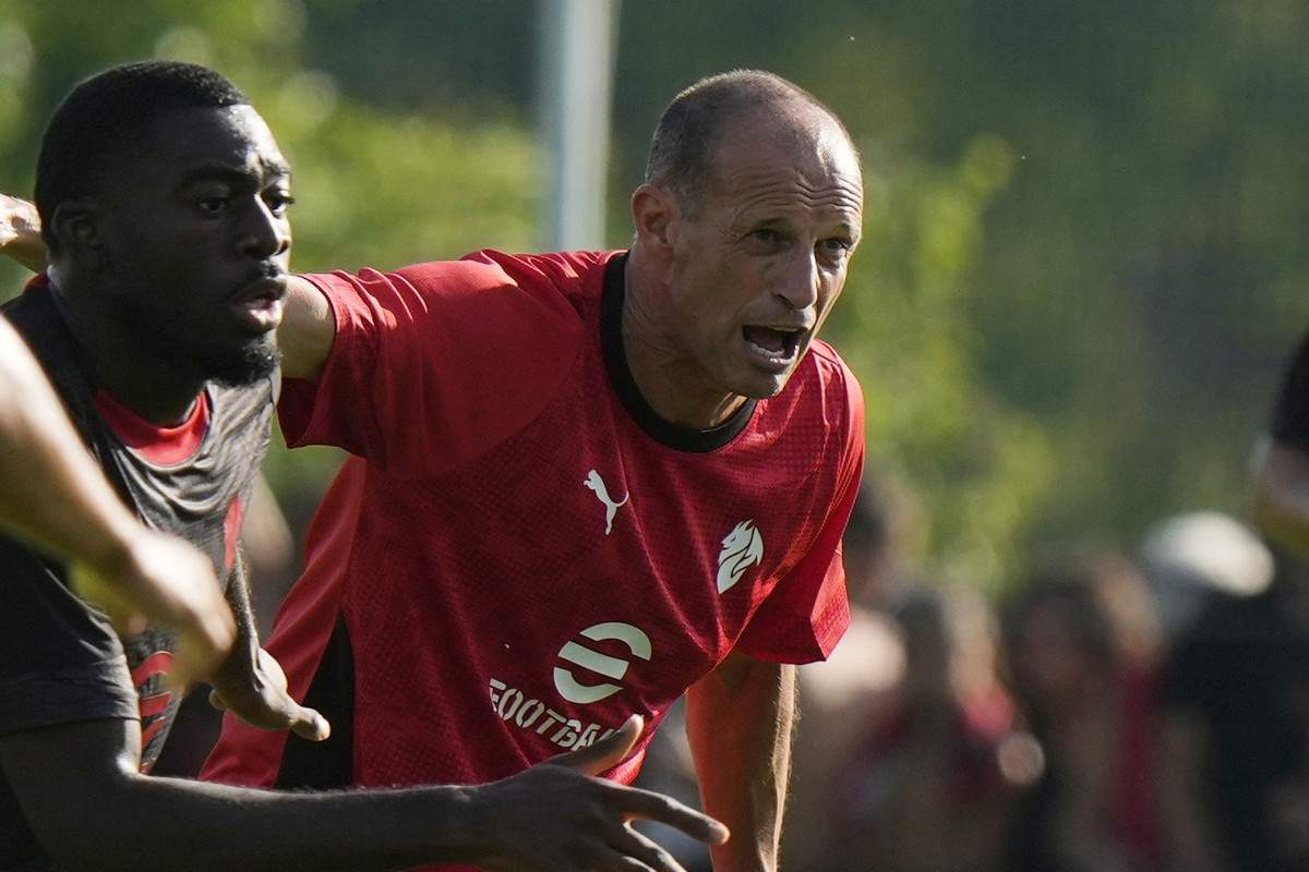 Max Allegri durante un allenamento col Milan