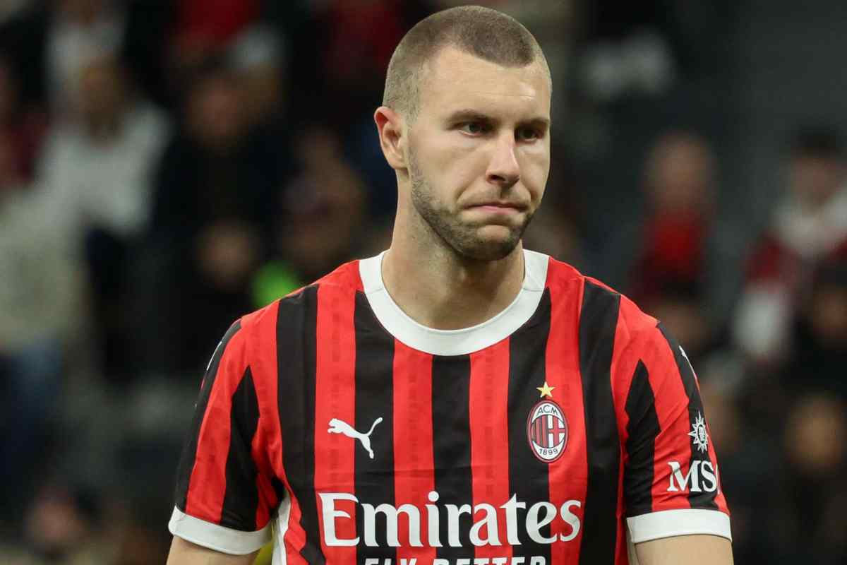 Strahinja Pavlović in campo con la maglia del Milan