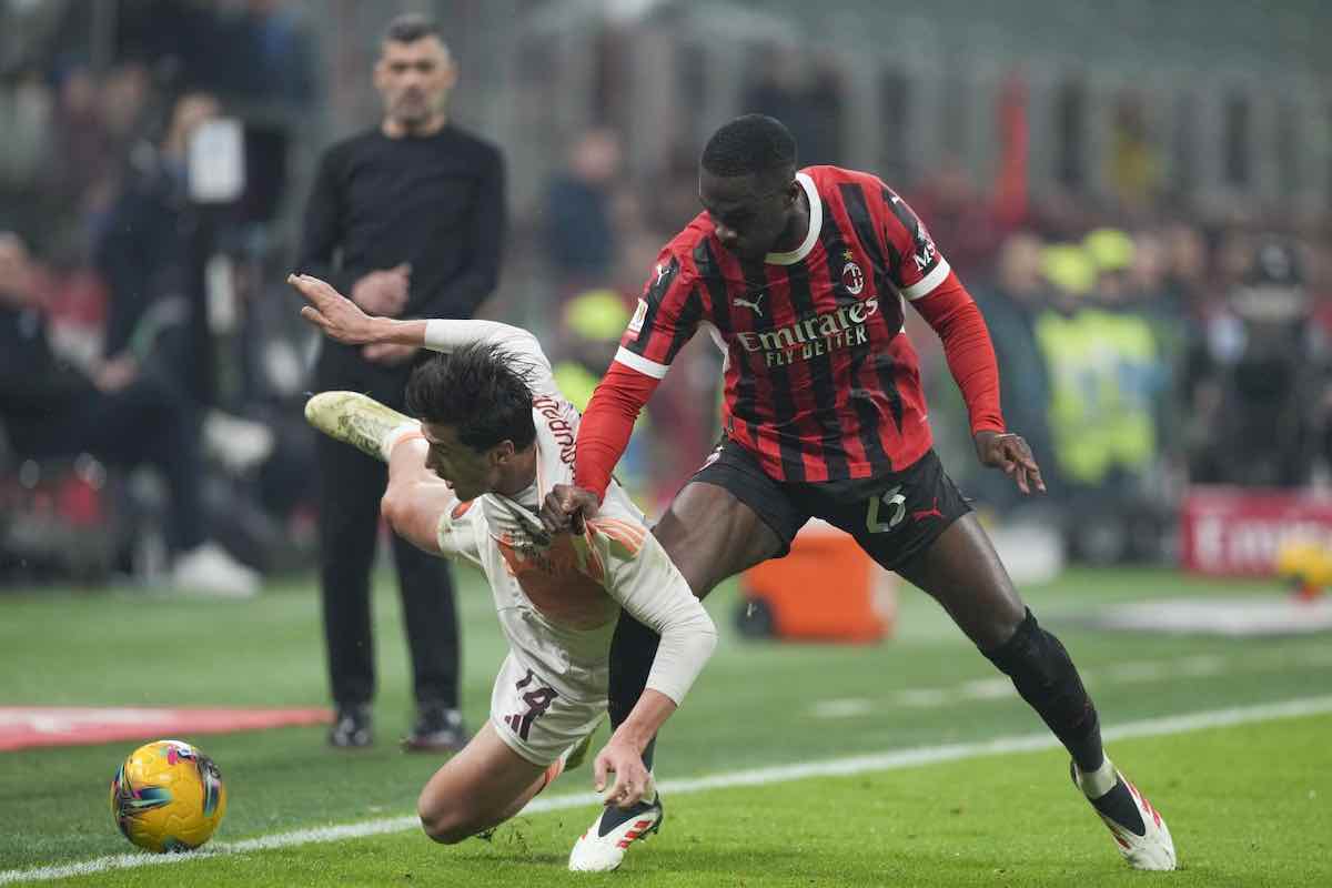 Tomori in azione contro la Roma