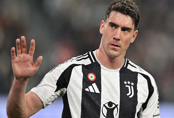 Vlahovic attaccante della Juve saluta con la mano destra