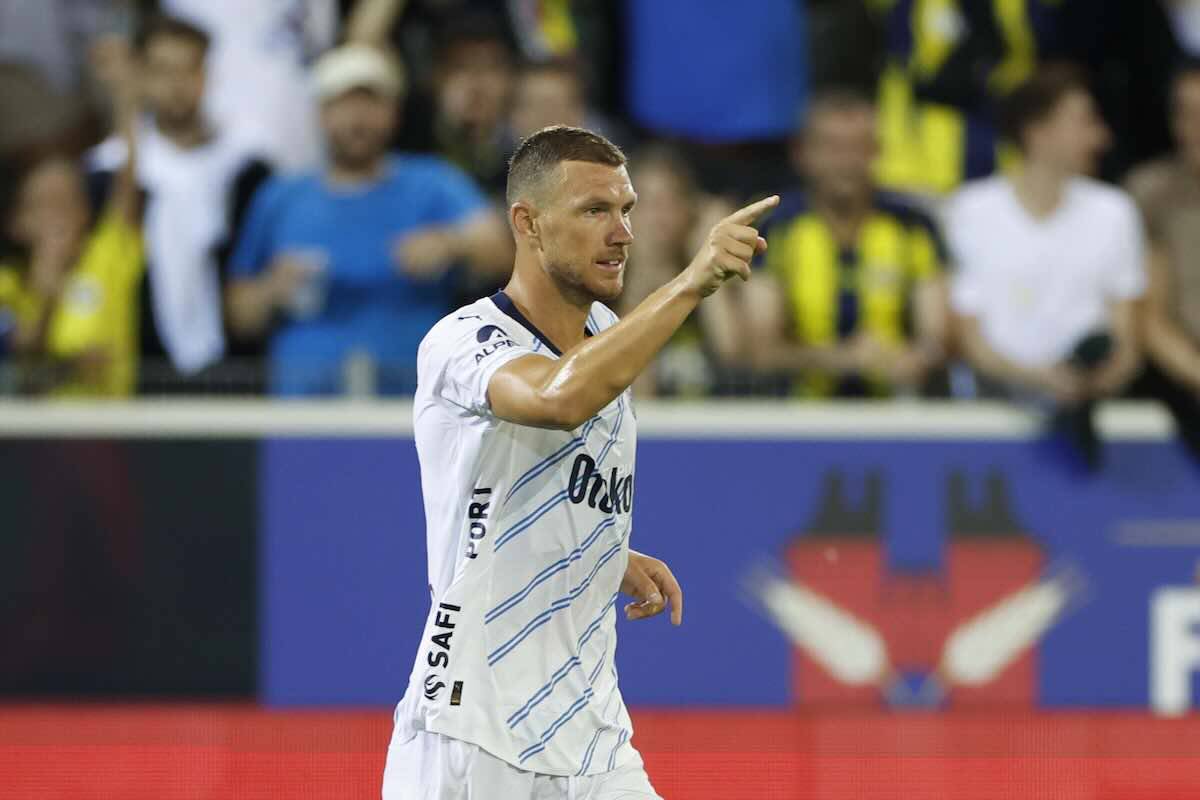 Dzeko esulta dopo un gol