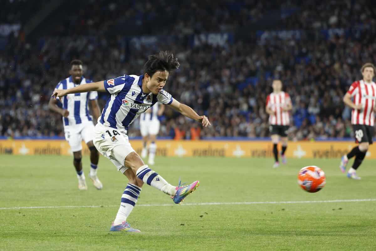 Kubo calcia di destro