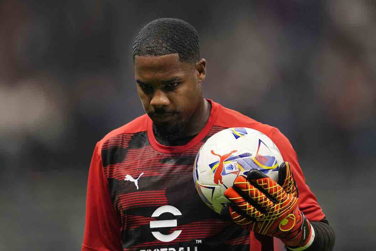 mike maignan mentre sorregge un pallone durante il riscaldamento pre-partita