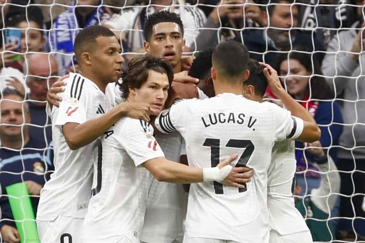 Real Madrid i giocatori si abbracciano