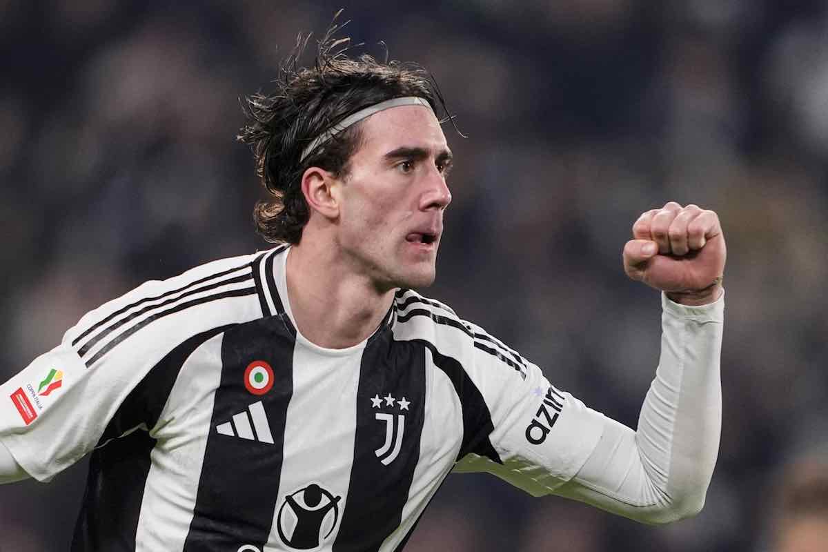 Vlahovic esulta dopo un gol