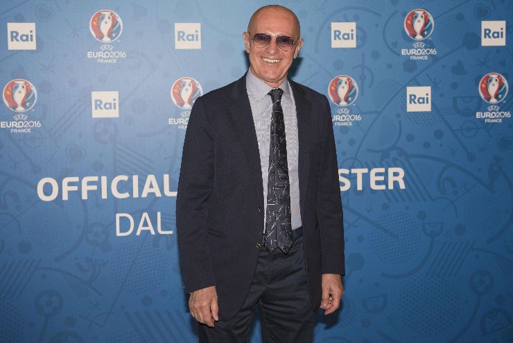 Arrigo Sacchi ex allenatore del Milan in posa per una foto a un evento