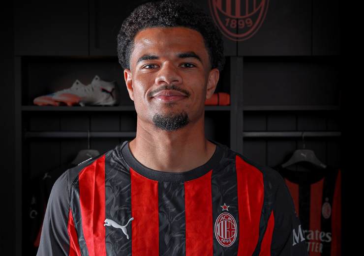 Athekame nuovo calciatore del Milan posa con la maglia rossonera