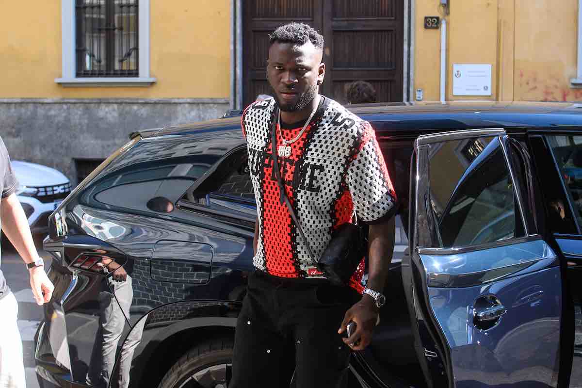 Boniface varca i cancelli de La Madonnina