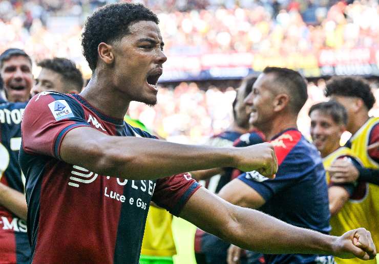 De Winter difensore del Genoa esulta dopo un gol con la maglia rossoblu
