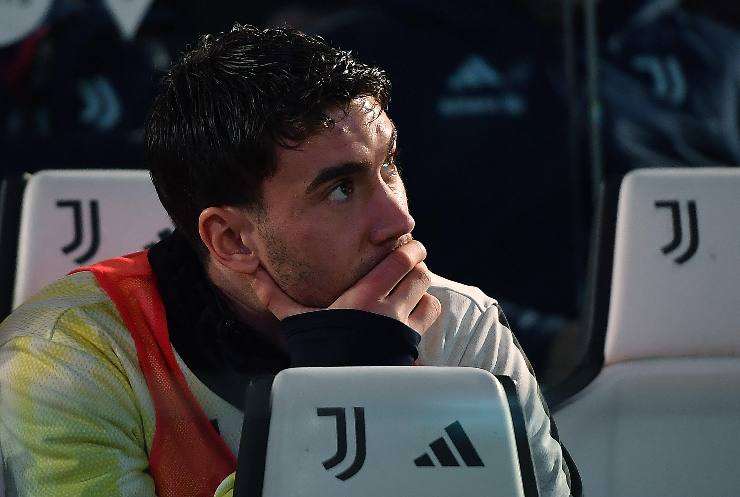 Dusan Vlahovic attaccante della Juventus seduti in panchina con la faccia pensierosa