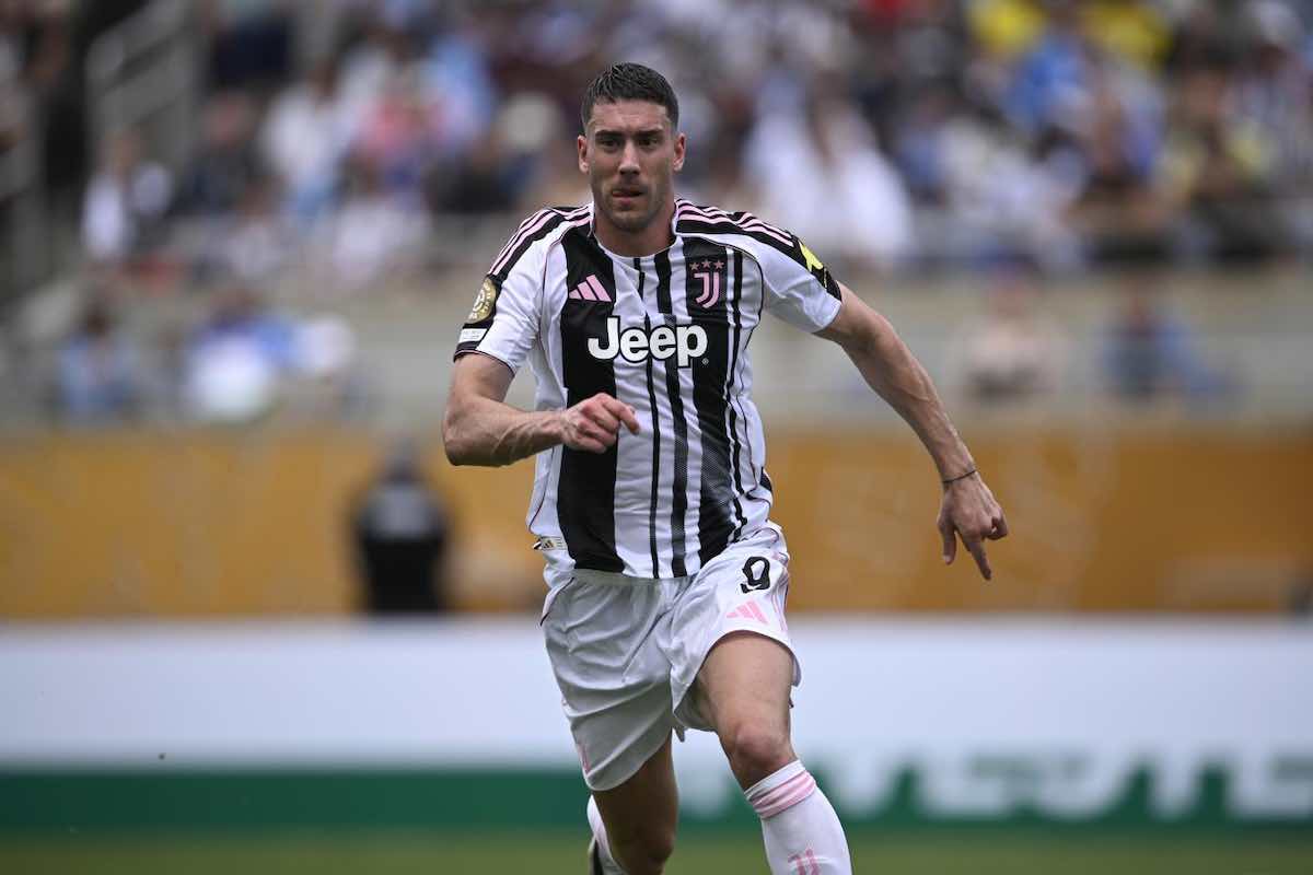 Dusan Vlahovic in azione con la Juve