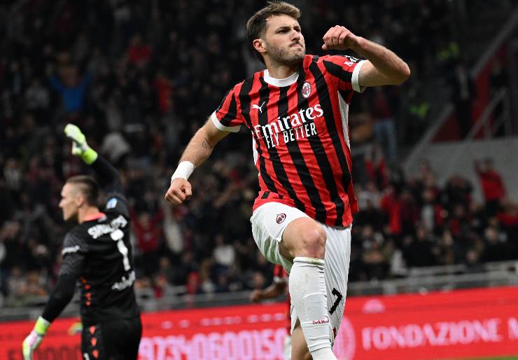 Santi Gimenez attaccante del Milan esulta dopo un gol segnato con la maglia rossonera