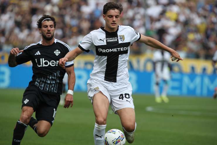 Giovanni Leoni difensore del Parma in azione con la palla durante una partita