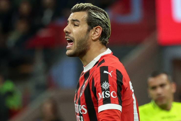 Theo Hernandez calciatore del Milan con la maglia rossonera addosso