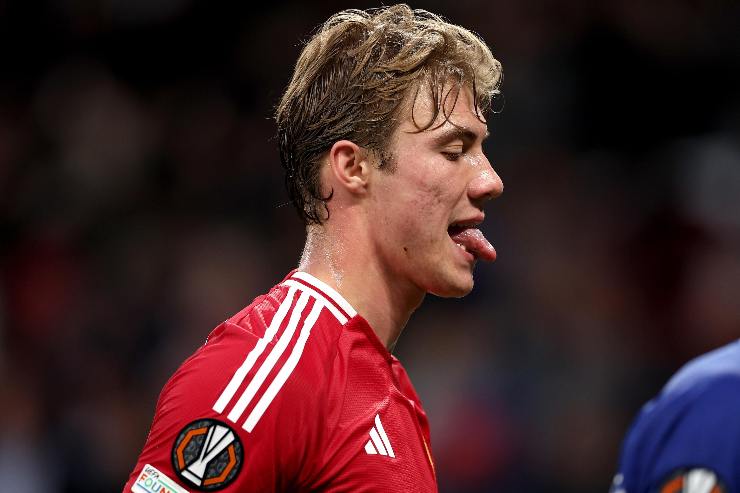 Hojlund attaccante del Manchester United durante una partita