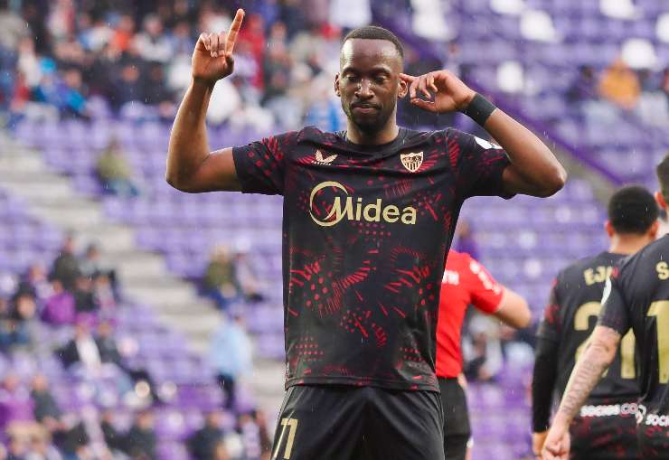 Lukebakio calciatore del Siviglia esulta dopo un gol segnato