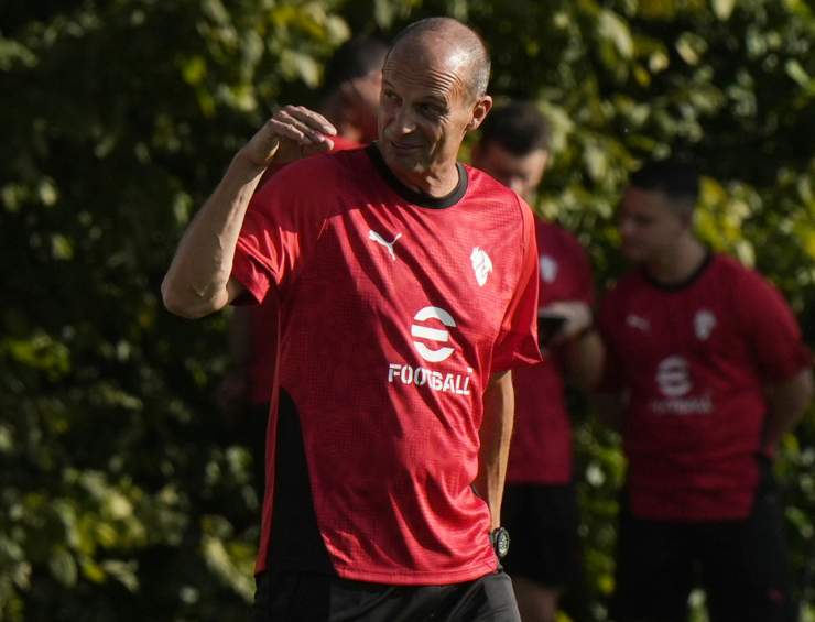 Max Allegri allenatore del Milan sorridente a Milanello