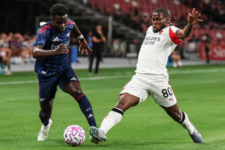 Yunus Musah centrocampista del Milan in azione contro Saka dell'Arsenal