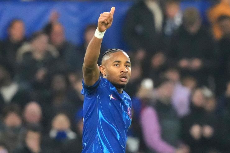 Nkunku calciatore del Chelsea esulta dopo un gol con la maglia blue