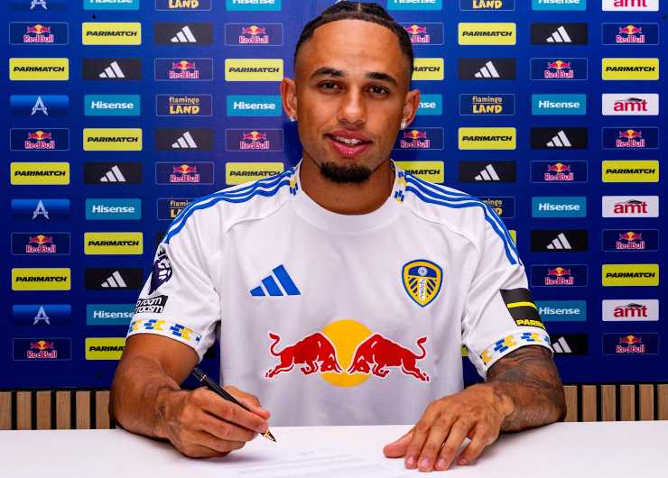 Noah Okafor firma il contratto con il Leeds United