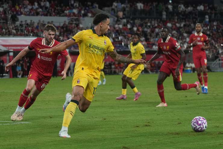 Noah Okafor attaccante del Milan in azione durante una partita contro il Liverpool