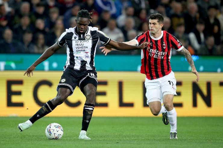 Oumar Solet e Christian Pulisic in azione durante Udinese-Milan