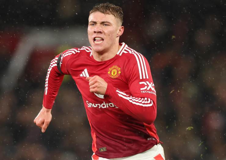 Rasmus Hojlund attaccante del Manchester United corre durante una partita