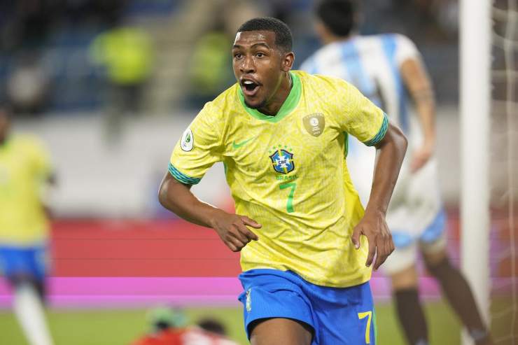 Rayan calciatore del Brasile esulta dopo un gol segnato