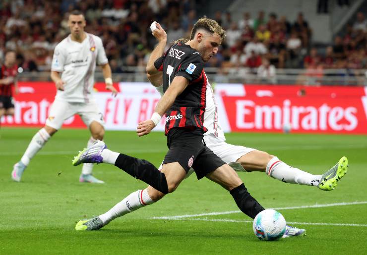 Santiago Gimenez attaccante del Milan calcia il pallone col piede destro