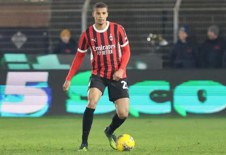 Thiaw difensore del Milan in azione durante una partita con la maglia rossonera