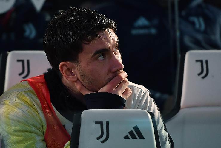 Dusan Vlahovic attaccante della Juventus seduto in panchina