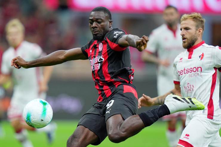 Youssouf Fofana centrocampista del Milan mentre calcia il pallone