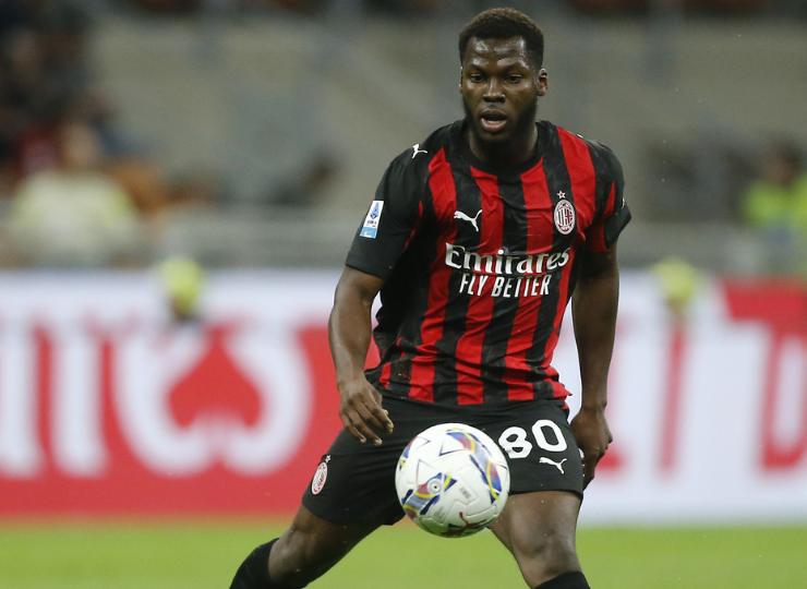 Yunus Musah centrocampista del Milan in azione con la maglia rossonera durante una partita