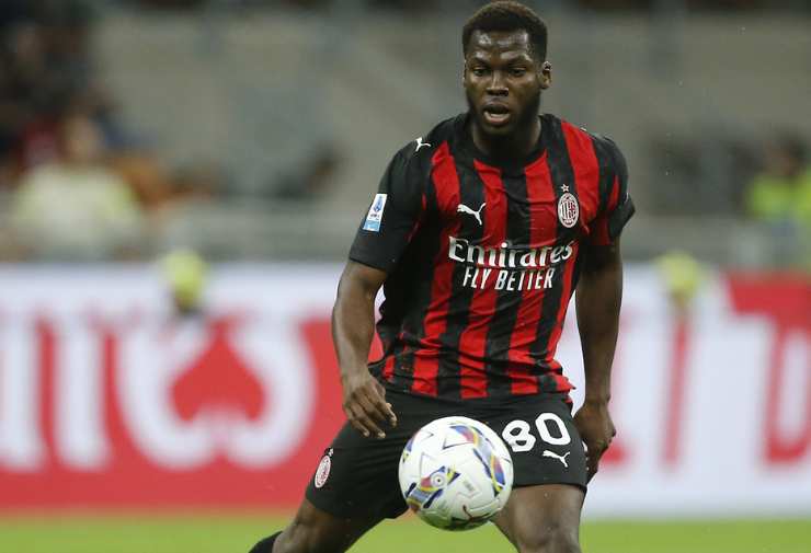 Yunus Musah centrocampista del Milan in azione con la maglia rossonera