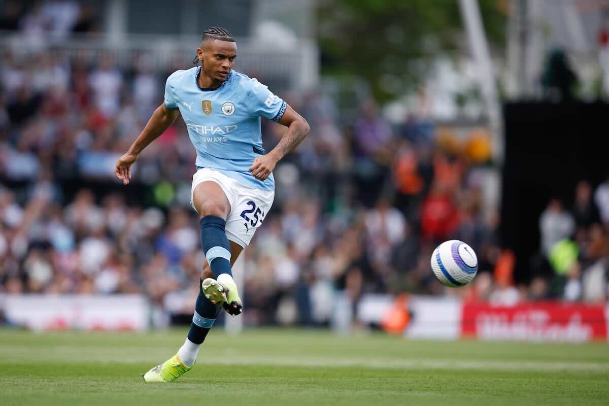 Akanji mentre passa il pallone