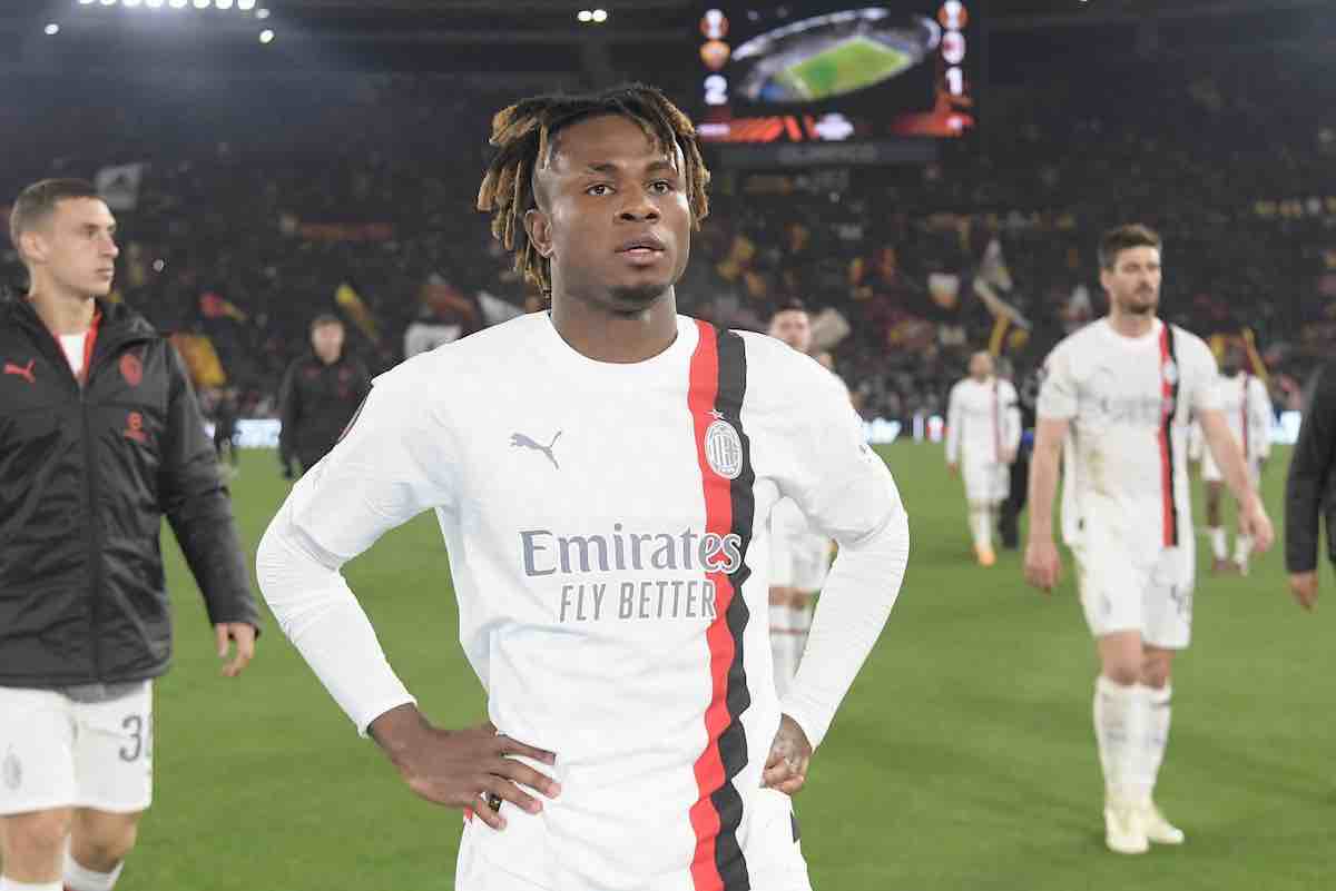 Chukwueze con le mani sui fianchi