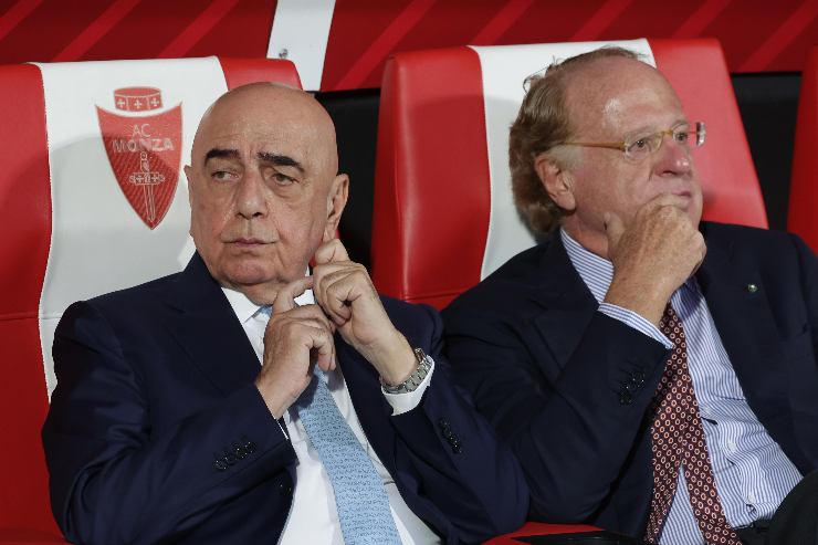 Galliani e Scaroni seduti in panchina
