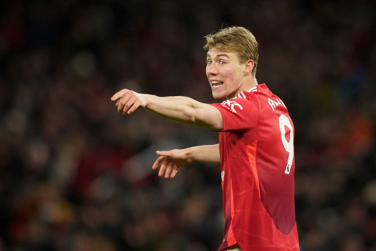 Rasmus Hojlund dà indicazioni ai compagni