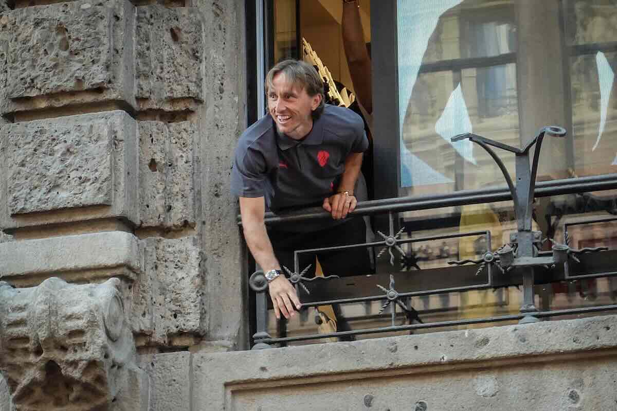 Modric lancia la maglia ai tifosi
